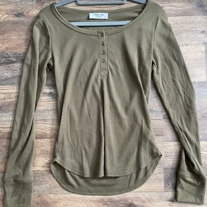 Green buttoned basic long sleeve tee